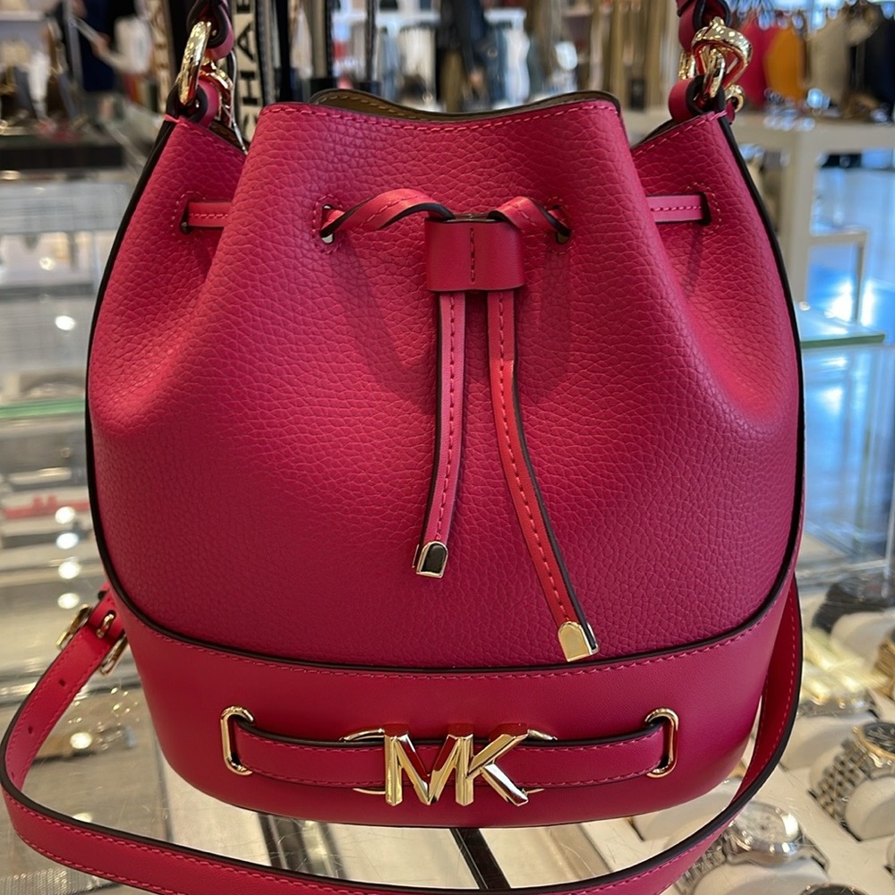 MICHAEL KORS
Reed Medium Pebbled Leather Bucket Bag Satchel
Electric Pink
NWT - Picture 10 of 16